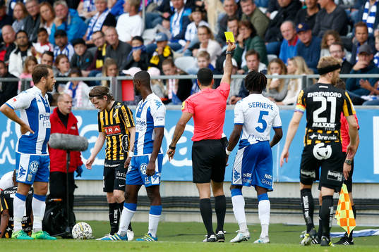 IFK Göteborgs Sam Adekugbe får gult kort av domaren