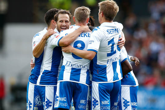 IFK Göteborgs Sebastian Eriksson jublar med lagkamrater
