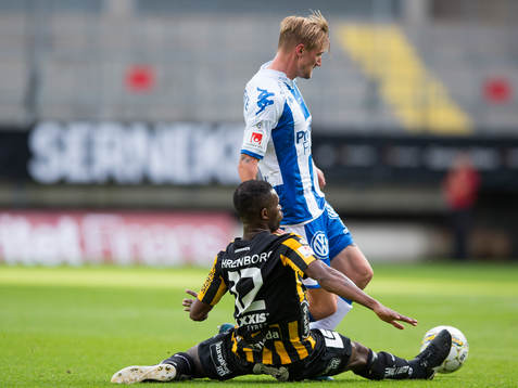 Häckens Mohammed Abubakari försöker tackla IFK