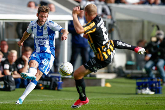 IFK Göteborgs Emil Salomonsson och Häckens Kari Arkivuo