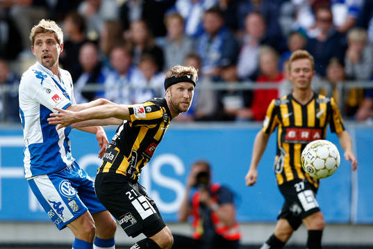 Häckens Rasmus Lindgren och IFK Göteborgs Mikael Boman i