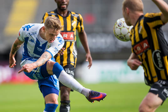 IFK Göteborgs Sören Rieks skjuter ett skott