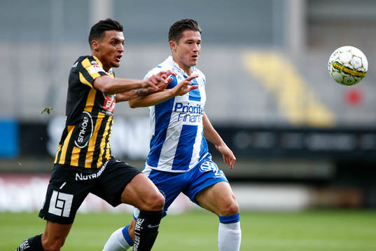 Häckens Ahmad Yasin i kamp om bollen med IFK Göteborgs