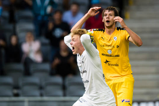 Halmstads målvakt Isak Pettersson och Marcus Johansson (h)