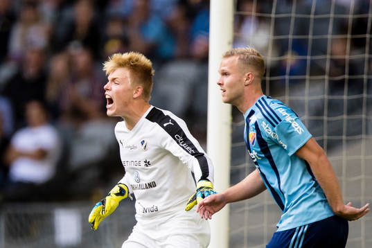 Halmstads målvakt Isak Pettersson och Djurgårdens Gustav