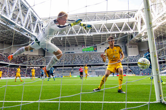 Halmstads målvakt Isak Pettersson i aktion