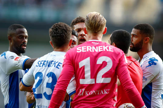 Häckens Mathias Ranégie i diskussion med IFK Göteborgs