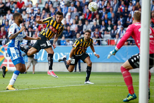 Häckens Ahmed Yasin nickar mot IFK Göteborgs målvakt