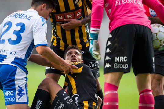 Häckens Mathias Ranégie i en diskussion med IFK