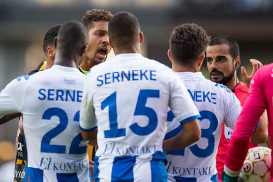 Häckens Mathias Ranégie i en diskussion med IFK