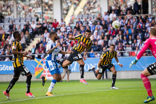 Häckens Ahmed Yasin med en nick mot IFK Göteborgs