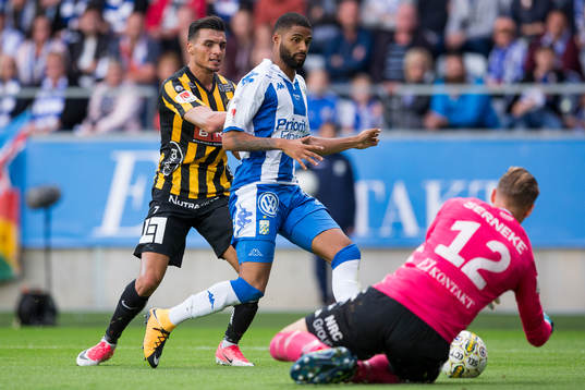 IFK Göteborgs målvakt Pontus Dahlberg tar bollen före