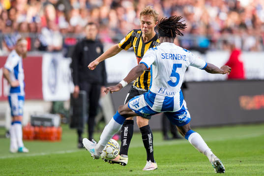 Häckens Joel Andersson mot IFK Göteborgs Sam Adekugbe