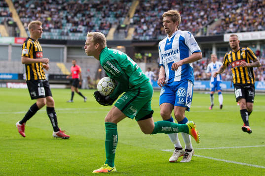 Häckens målvakt Peter Abrahamsson tar bollen före IFK