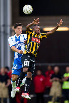 IFK Göteborgs David Boo Wiklander i nickduell med Häckens