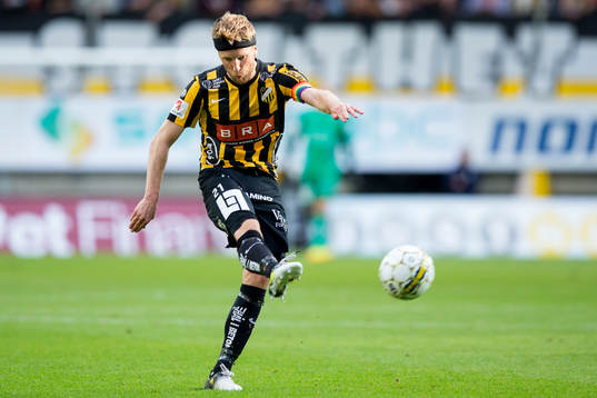 Häckens Rasmus Lindgren skjuter ett skott