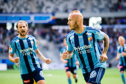 Djurgårdens Magnus Eriksson jublar med Kevin Walker i