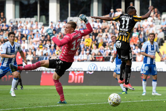 Häckens Nasiru Mohammed gör 1-1-målet bakom IFK