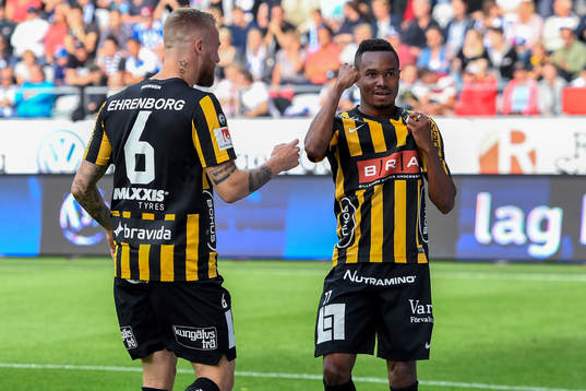 Häckens Alexander Faltsetas jublar med Nasiru Mohammed