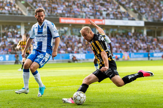 IFK Göteborgs Emil Salomonsson och Häckens Kari Arkivuo