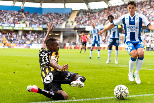 Häckens Nasiru Mohammed och IFK Göteborgs David Boo