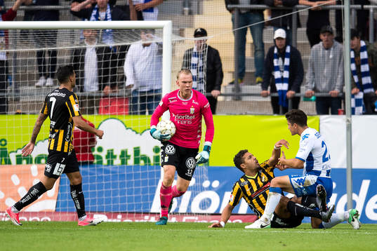 Häckens Mathias Ranégie i dispyt med IFK Göteborgs
