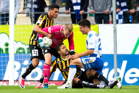 Häckens Mathias Ranégie och Ahmed Yasini dispyt med IFK