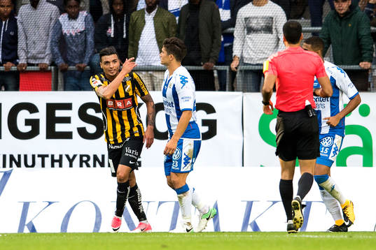 Häckens  Ahmed Yasin ger IFK Göteborgs David Boo