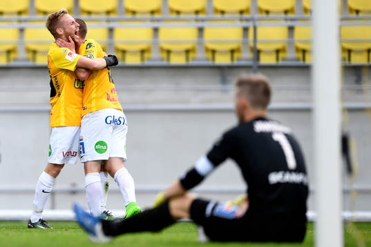 Falkenbergs Christoffer Carlsson jublar med lagkamrat
