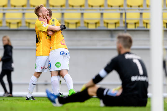 Falkenbergs Tobias Englund (h) jublar och omfamnar