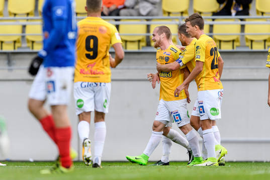 Falkenbergs Christoffer Carlsson (i mitten) har gjort 2-0