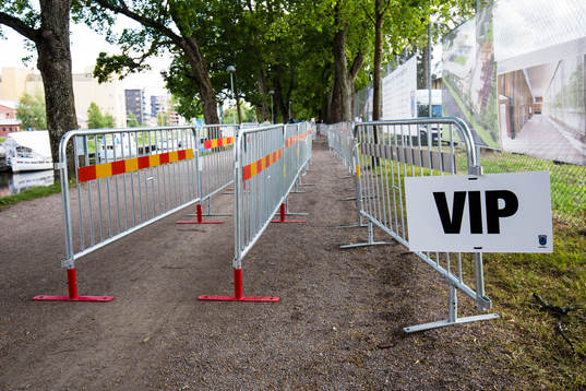 Staket och en publikfålla för VIP utanför Studenternas