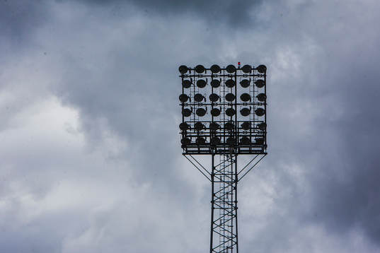 Strålkastare på Studenternas IP innan fotbollsmatchen i