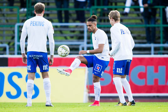 Norrköpings Alexander Jakobsen värmer upp innan