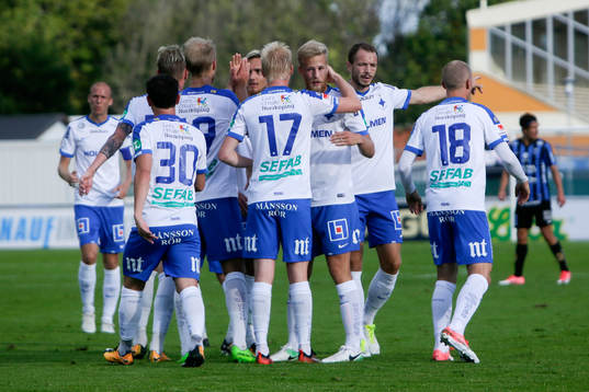 Norrköpings Sebastian Andersson jublar med lagkamrater