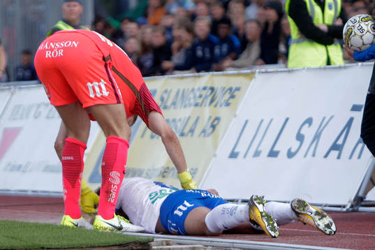Norrköpings Linus Wahlqvist ligger ner