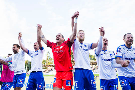 Norrköpings målvakt David Mitov Nilsson jublar med Filip