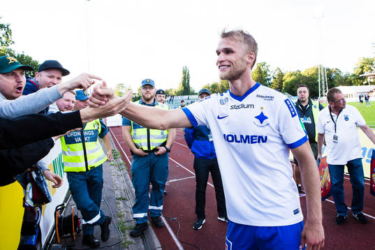 Norrköpings Sebastian Andersson jublar med supportrar