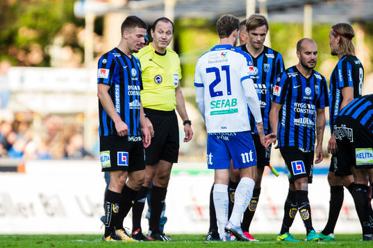 Sirius Shkodran Maholli i en diskussion med domare Jonas