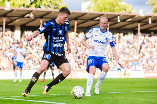 Sirius Shkodran Maholli i kamp om bollen med Norrköpings