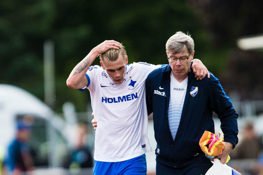 Norrköpings Eric Smith leds av planen av