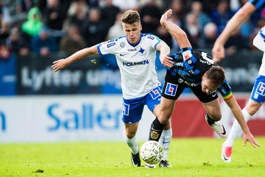 Norrköpings Simon Skrabb vinner en närkamp med Sirius