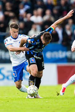 Norrköpings Simon Skrabb vinner en närkamp med Sirius