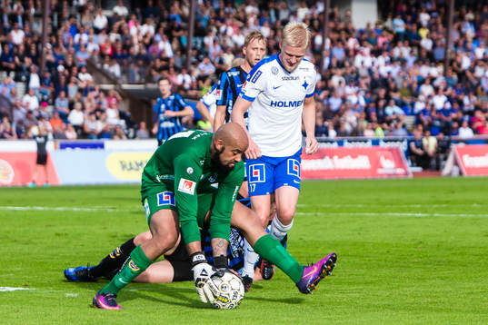 Sirius målvakt Joshua Wicks tar bollen framför