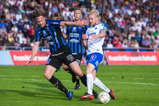 Norrköpings Kalle Holmberg med en målchans i kamp om
