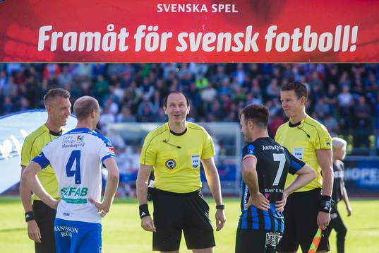 domare Jonas Eriksson singlar slant med Norrköpings