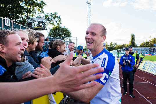Norrköpings Andreas Johansson jublar med supportrar