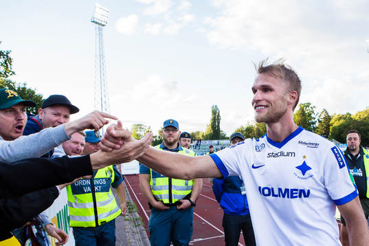 Norrköpings Sebastian Andersson jublar med supportrar