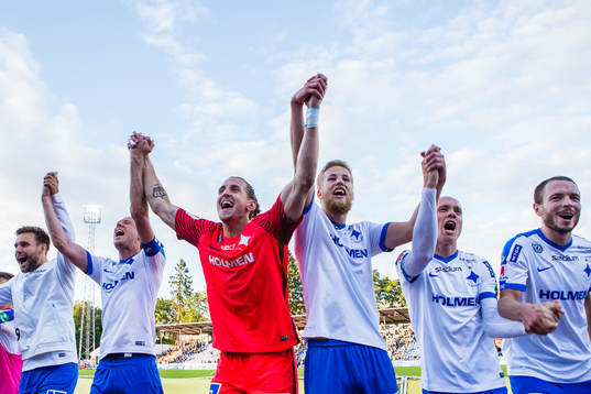 Norrköpings målvakt David Mitov Nilsson jublar med Filip