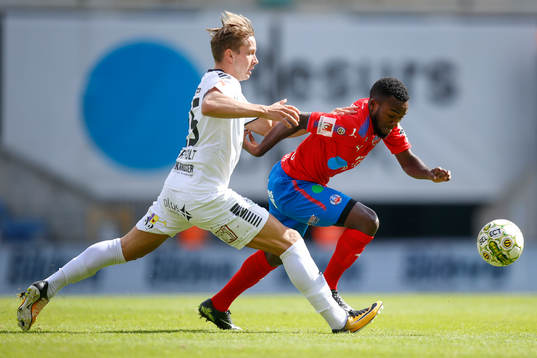 GAIS Simon Silverholt i kamp om bollen med Helsingborgs